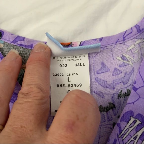 SB Fashion Scrubs V Neck Scrub Top Purple Background Medical Vet Tech
Sz Large - Picture 8 of 14